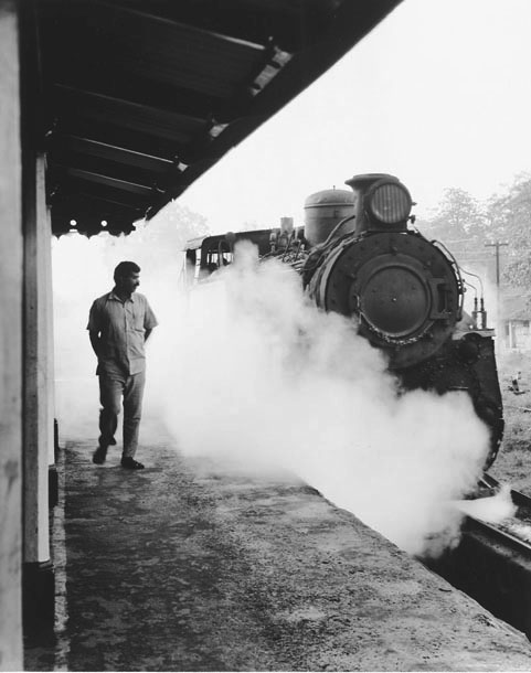 The Train pulls out of Mettupalayam.